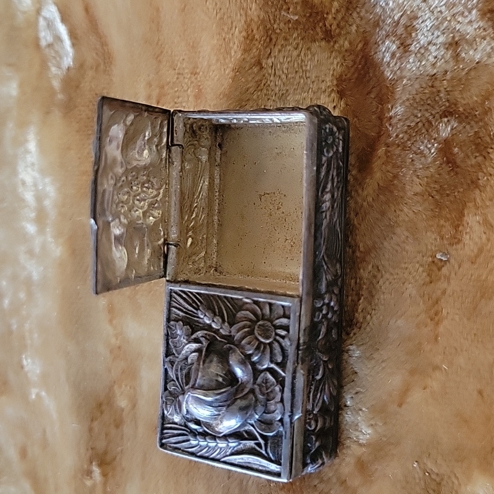 Silver 2 sided pillbox - Picture 2 of 13